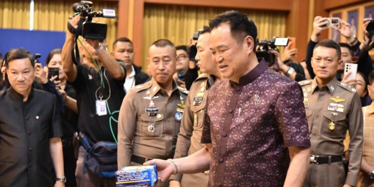 นายอนุทิน ชาญวีรกูล นายกรัฐมนตรี กล่าวยืนยันเจตนารมณ์ในการสนับสนุนภารกิจของสำนักงานตำรวจแห่งชาติอย่างเต็มกำลัง
