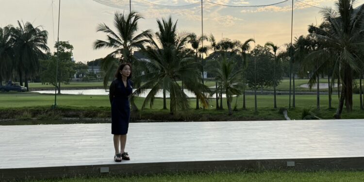 เศรษฐีนีช้ำ ทุ่ม 300 ล้าน ซื้อบ้าน หวังชมวิวสนามกอล์ฟย่านบางพลี สุดท้ายได้ “ตาข่าย-ต้นไม้” บังมิด เครียดจนป่วยซึมเศร้า จี้สนามกอล์ฟ แก้ไขให้เหมือนเดิม