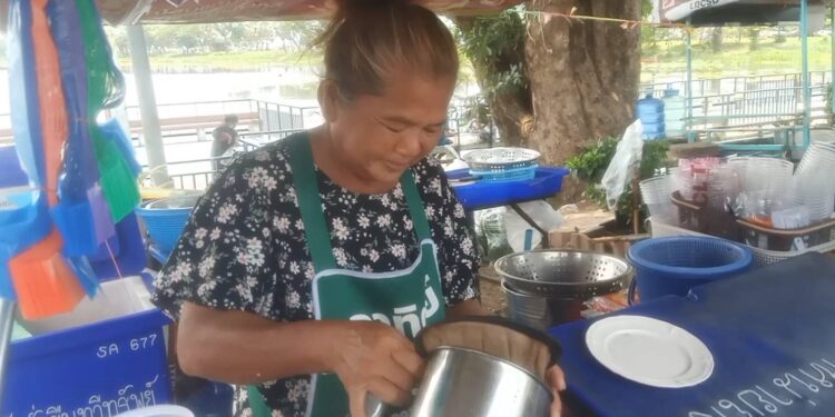 สกลนคร แม่ตุ้มแม่ค้าไก่ทอดใจบุญแจกให้คนจนผู้พิการกินฟรีร้านรถเข็นหน้าโรงพยาบาล
