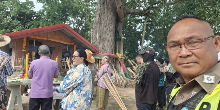 ปราจีนบุรี ตำรวจทางหลวงนาดีสายมู นำทีมกราบขอขมาเจ้าพ่อโพธิราช ก่อนตัดแต่งกิ่งไม้ใหญ่ สร้างความปลอดภัยบนสาย 304