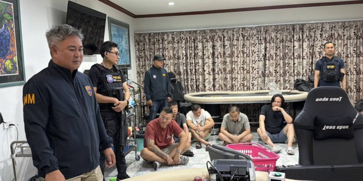 ตม.ชลบุรี สนธิกำลัง เปิดยุทธการขุดรากถอนโคน ทลายคาสิโนโป๊กเกอร์จีน VIP กลางเมืองพัทยา รวบผู้เล่น 16 ราย จ่อถอนวีซ่า เนรเทศ