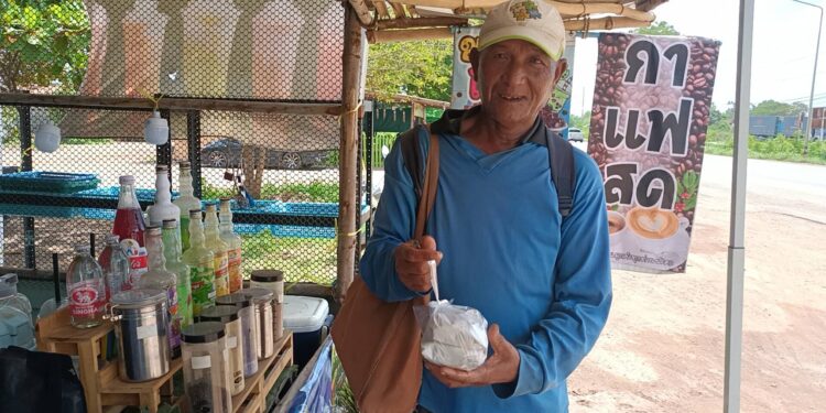 ปราจีนบุรี สู้ชีวิต ลุงวัย 65 ถูกหัวหน้าลืมทิ้งกลางป่า เดินเท้าไกลกว่า 50 กม. ตามหาเพื่อนร่วมงาน ทั้งตัวเหลือเงินแค่ 14 บาท