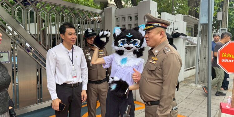       รับเปิดเทอม รอง ผบช.น.  รุดแก้ปัญหาจราจรหน้ารร.กรุงเทพคริสเตียน แนะผู้ปกครองส่งบุตรหลานใช้รถไฟฟ้าสาธารณะ