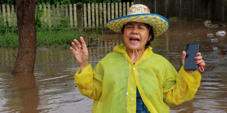 ฝนตกหนักน้ำป่าทะลักไหลท่วมบ้านเรือนพื้นที่การเกษตรได้รับความเสียหาย