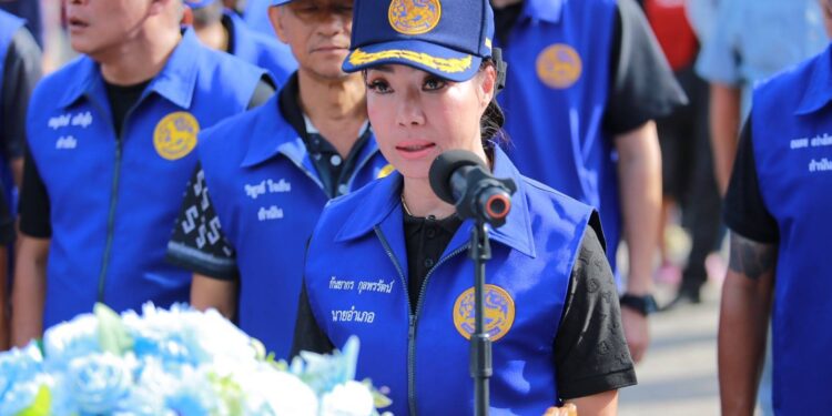 ชลบุรีไม่ทิ้งกัน รองผู้ว่าฯ พร้อมนายอำเภอพานทองนำทีมลุยเปิดตัวคาราวานรถพุ่มพวง ขนสินค้าราคาถูกช่วยชาวบ้านในโครงการไทยช่วยไทย บริเวณหน้าอำเภอพานทอง