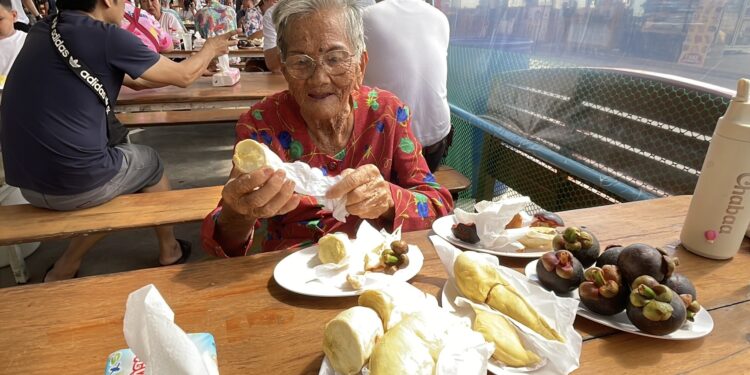 ปทุมธานี ฮือฮายายวัย 91 ปีกินทุเรียนบุฟเฟ่ต์ สถานีทุเรียนไอยรากับสมาคมส่งเสริมธุรกิจท่องเที่ยวปทุมธานีจัดงาน“มหกรรมบุฟเฟ่ต์ทุเรียน“