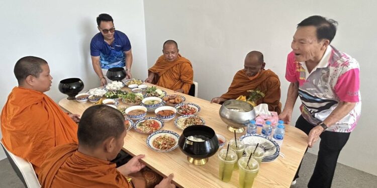 นายก อบต.บ้านเก่า นำคณะผู้บริหาร สมาชิก จัดพิธีทำบุญตลาดริมคลองพานทอง เพื่อเสริมความสิริมงคลแก่สถานที่และผู้ปฏิบัติงาน