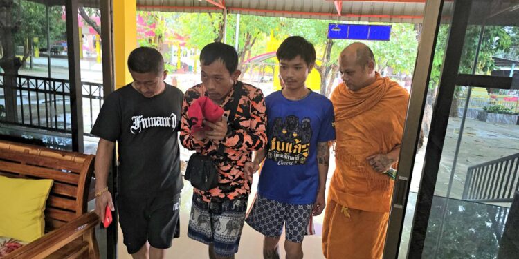 ระทึก ชาวบ้านช่วยกันจับโจรย่องขโมยของวัด ก่อนพามอบตัวต่อหน้าเจ้าอาวาส สุดท้ายได้รับโอกาสครั้งใหม่ หลังเจ้าอาวาสเทศน์สอนธรรมะและให้อภัย หวังกลับตัวเป็นคนดี