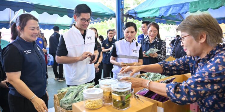 นครปฐม รองปลัดฯพาณิชย์ ลงพื้นที่ติดตามโครงการไทยช่วยไทย ลดภาระ ลดค่าครองชีพ กิจกรรม Back to School พร้อมปล่อยขบวนรถพุ่มพวง มีประชาชนมาจับจ่ายใช้สอยกันคึกคัก