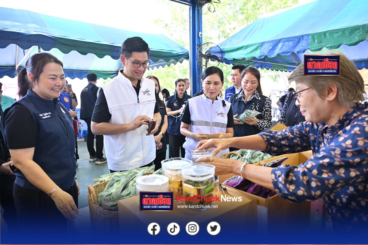 นครปฐม รองปลัดฯพาณิชย์ ลงพื้นที่ติดตามโครงการไทยช่วยไทย ลดภาระ ลดค่าครองชีพ กิจกรรม Back to School พร้อมปล่อยขบวนรถพุ่มพวง มีประชาชนมาจับจ่ายใช้สอยกันคึกคัก