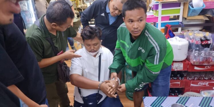 ตร.บางละมุง รวบโจรกระชากกระเป๋าแหม่มเบลเยียมล้มกลิ้งเจ็บนอนโรงบาล ลุยแกะรอยไม่ถึง 5 ชม. ตามรวบคาร้านข้าว อ้างติดสล็อต-หาเงินใช้หนี้แทนเพื่อน!
