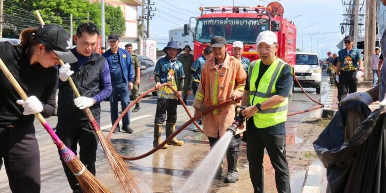 ผู้ว่าฯ นริศ นำทัพ Big Cleaning Day ย่านบางพระ พร้อมมอบถุงปันสุข บรรเทาทุกข์คนทำงาน