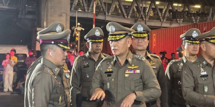 ผบ.ตร. ลงพื้นที่เกิดเหตุรถไฟชนรถเมล์ สั่ง 5 มาตรการ ดูแล เร่งสืบสวนสอบสวน พิสูจน์ทราบสาเหตุ ระบบสัญญาณ-ไม้กั้น พร้อมประสานการรถไฟฯ วางแนวทางป้องกันเชิงรุก เข้มงวดห้ามหยุดรถคร่อมรางเด็ดขาด