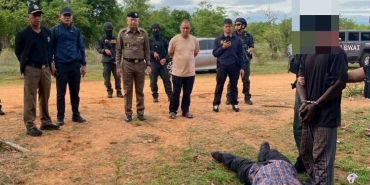 กาญจนบุรี ตำรวจคุมตัวไอ้แตร์ มือฆ่าสุดโหดไปทำแผนประกอบคำรับสารภาพ ล่อลวงสาวใหญ่ไปฆ่าหวังตบตาเจ้าหน้าทีตำรวจ จับศพแขวนคอเพื่ออำพรางคดี แล้วหนี แต่ก็ไม่รอด