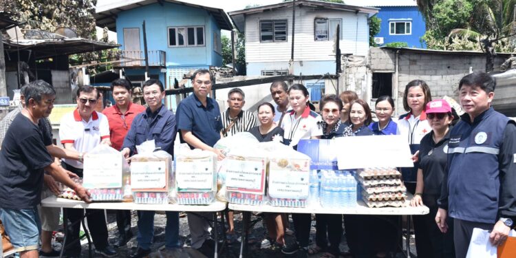 ผู้ว่าฯนนทบุรี พร้อมนายกเหล่ากาชาดนนทบุรี ลงพื้นช่วยเหลือผู้ประสบภัยจากเหตุเพลิงไหม้บ้านเรือนเสียหาย เพื่อบรรเทาความเดือดร้อนและฟื้นฟูชีวิตความเป็นอยู่ของประชาชน