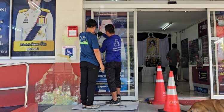 นนทบุรี ต่อข่าว ตร.เร่งสอบปากคำหนุ่มคลั่งทุบประตูกระจกโรงพักบางบัวทอง ขณะช่างเร่งซ่อมแซมหวั่นเกิดอันตราย