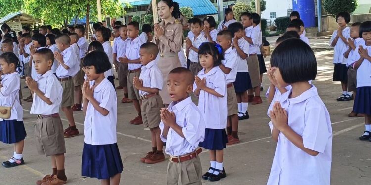 ศรีสะเกษโรงเรียนชายแดนสะงำเปิดเทอมแล้วผู้ปกครองนักเรียนส่งเด็กมาเรียนคึกคักไม่หวั่นปะทะรอบ 3
