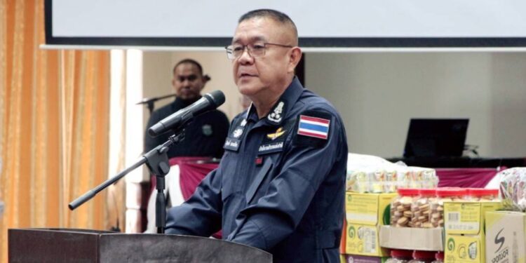ผู้ช่วย ผบ.ตร. ตรวจเยี่ยมและมอบสิ่งของบำรุงขวัญให้แก่ข้าราชการตำรวจที่เข้ารับการฝึกอบรมโครงการฝึกทบทวนข้าราชการตำรวจซึ่งปฏิบัติหน้าที่ดูแลการชุมนุมสาธารณะ ของตำรวจภูธรภาค 1