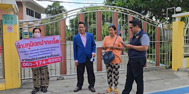 นนทบุรี แม่กับยายถือป้ายประท้วงกลางไฟแดงห้าแยกปากเกร็ด ขอลูกกับหลานคืน 