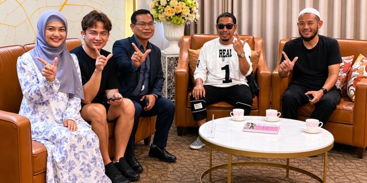 อินฟลูเอนเซอร์ “ดาด้าสาวเมืองกาญจน์“ ใช้ชีวิตนอนในรถยนต์ ออนทัวร์ (Car Camping) เข้าพบและแลกเปลี่ยนความคิดเห็นกับ รองอธิการบดีฝ่ายพัฒนานักศึกษาและมวลชนสัมพันธ์ รักษาการ อธิการบดีมหาวิทยาลัยราชภัฏยะลา เกี่ยวกับวิถีชีวิต วัฒนธรรม และบริบทสังคมของประชาชนในพื้นที่ 3 จังหวัดชายแดนภาคใต้