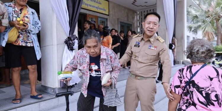 ผู้ว่าฯนริศ”   พ่อเมืองชลบุรีนักบริหารสายลุยใกล้ชิดประชาชน ทุ่มเทเพื่อคนชลบุรีอย่างแท้จริง