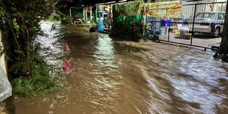 เพชรบูรณ์เจอฝนหนักอีกรอบ น้ำป่าไหลเข้าท่วมหมู่บ้านเป็นครั้งที่สอง ตำรวจต้องขับรถประกาศแจ้งเตือน