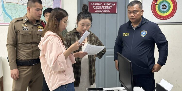 ตำรวจสภ.รัตนาธิเบศร์ร่วมกับสาธารณะสุขจังหวัดนนท์ นำหมายศาลบุกค้น 2 จุด รวบ “สาวไทย-หนุ่มแดนมังกร” ไลฟ์สดตุ๋นขายเครื่องสำอางค์-ของใช้เด็ก ไร้ อย.