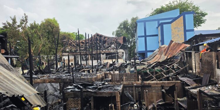 ระทึกกลางกรุงเก่า ไฟไหม้ชุมชนศาลแขวงวอด 6 หลัง โรงเรียนเร่งอพยพนักเรียนหนีควันไฟ