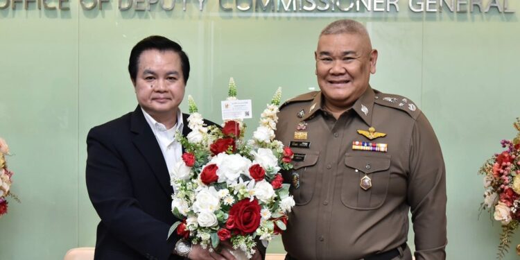 นายชัชวาล เผ่าสวัสดิ์ ประธานมูลนิธิครอบครัวพอเพียง ประธานชมรมเยาวชนรุ่นใหม่ไม่ใส่ใจบุหรี่ภายใต้สมาพันธ์เครือข่ายแห่งชาติเพื่อสังคมไทยปลอดบุหรี่ และผู้ผลิตรายการเลิกบุหรี่ดีต่อใจปีที่ 8