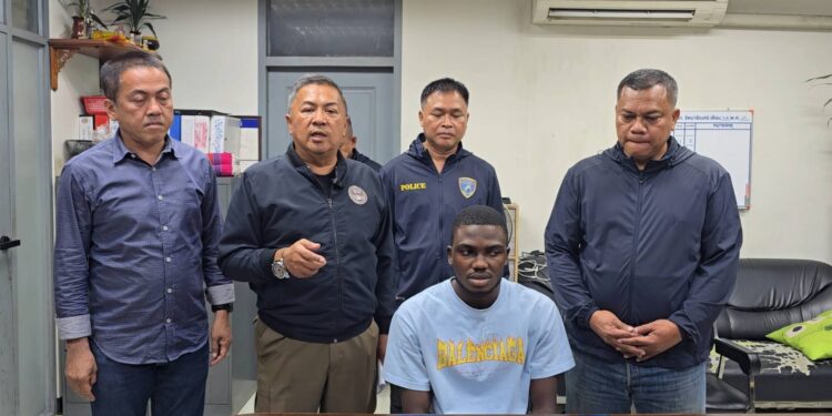 นนทบุรี ตร.รัตนาธิเบศร์ รวบหนุ่ม Romance Scammer ข้ามชาติ ขณะกดเงินตู้ ATM เตรียมขยายผลจับกุมเมียคนไทยเพิ่ม