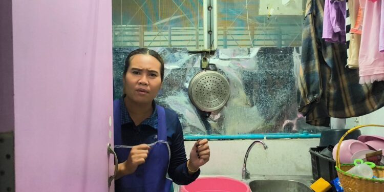 นนทบุรี วงจรปิด สาวลาวร้องสื่อ ถูกหนุ่มใหญ่หัวโล้นชะโงกหน้า แอบดู-มือจับอวัยวะเพศ วอนตร.รีบจับตัว หวั่นอันตราย