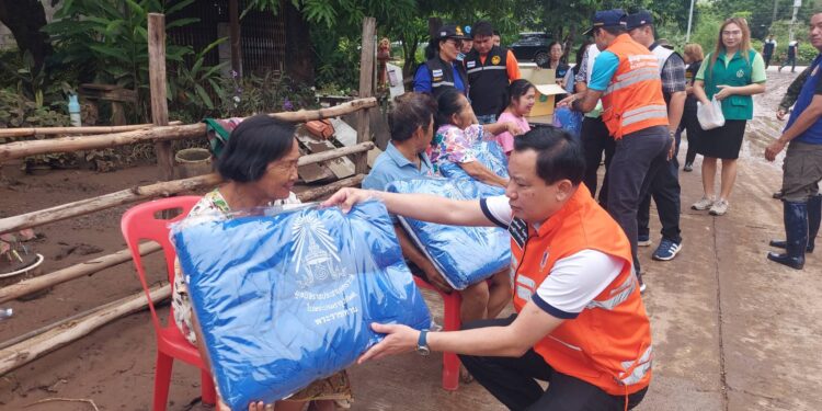 รองผู้ว่าฯเพชรบูรณ์มอบถุงยังชีพ และเงินช่วยเหลือผู้ประสบอุทกภัยตำบลบ้านโตกพร้อมหาแนวทางแก้ไขปัญหาทั้งระยะสั้นและระยะยาว ชาวบ้านโอดเพิ่งล้างบ้านเสร็จตอนบ่าย ตกเย็นมาน้ำป่าไหลท่วมอีก 