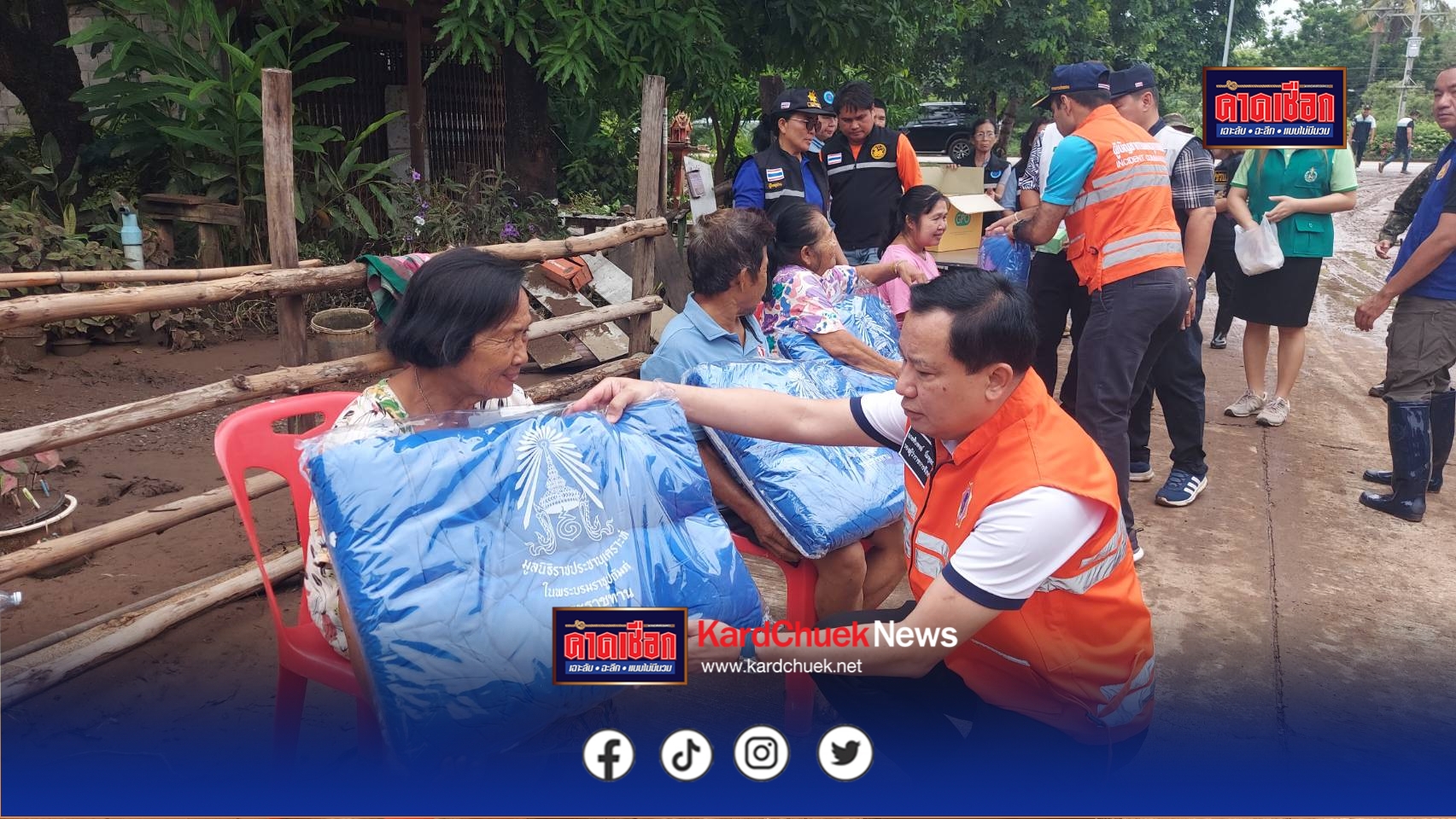รองผู้ว่าฯเพชรบูรณ์มอบถุงยังชีพ และเงินช่วยเหลือผู้ประสบอุทกภัยตำบลบ้านโตกพร้อมหาแนวทางแก้ไขปัญหาทั้งระยะสั้นและระยะยาว ชาวบ้านโอดเพิ่งล้างบ้านเสร็จตอนบ่าย ตกเย็นมาน้ำป่าไหลท่วมอีก