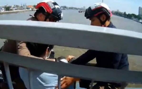 ชื่นชม 3 ตร.จราจร บางพลัดช่วยชายพยายามกระโดนสะพานซังฮี้
