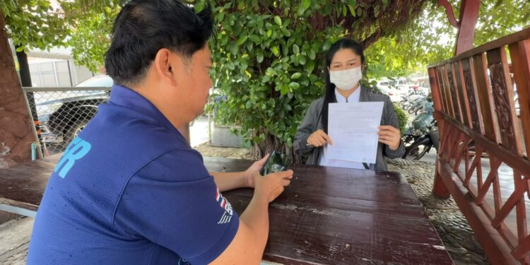 คลิปวงจรปิดจับภาพคนร้าย บุกปาน้ำปลาร้าใส่บ้านสาวพนักงานห้างกลางดึก แถมถ่ายคลิปไว้เป็นหลักฐาน ตำรวจเร่งล่าตัว