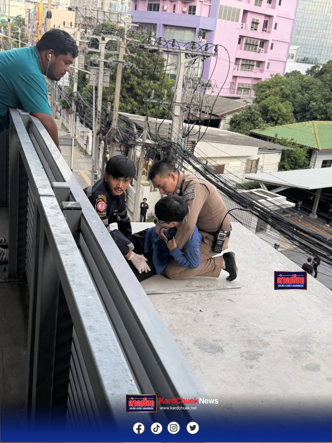 นนทบุรี คลิป ระทึกตำรวจปากเกร็ดช่วยชีวิตหนุ่มวัย 25 หวังกระโดดกลางสถานีรถไฟฟ้า แม่เผยลูกป่วยซึมเศร้า เครียดจากทำงานเร่งรัดหนี้สิน