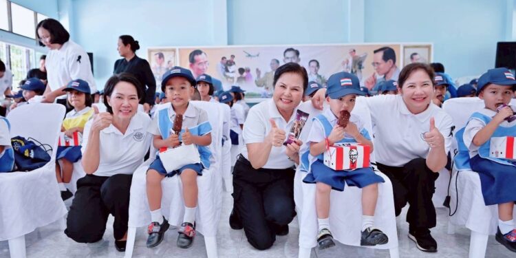 แม่บ้านกองบัญชาการกองทัพไทย ส่งต่อความสุข เติมรอยยิ้มให้น้องๆ เมืองคอน