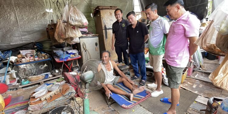 ปทุมธานี ลุงถูกต้นไม้ทับบ้านพังวอนเทศบาลฯอย่าเพิ่งเอาเต๊นท์คืนรอเงินซ่อมบ้าน