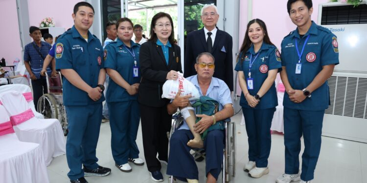 มูลนิธิป่อเต็กตึ๊ง สนับสนุนค่าพาหนะ และสิ่งของ ให้แก่ ผู้รับขาเทียม ช่างและอาสาสมัคร ในโครงการออกหน่วยทำขาเทียม พระราชทานเคลื่อนที่ ครั้งที่ 177 จังหวัดอุบลราชธานี
