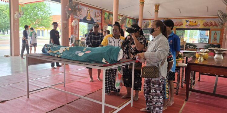 ปราจีนบุรี(คืบหน้า)สลดกลางดึก สาวขับเก๋งวูบหลับใน พุ่งกวาดวงสังสรรค์ริมถนน ดับ 2 ศพ เจ็บ 3 ลูกหลานกู้ภัยเซ่นสังเวย ญาติวอนคดีต้องเป็นธรรม