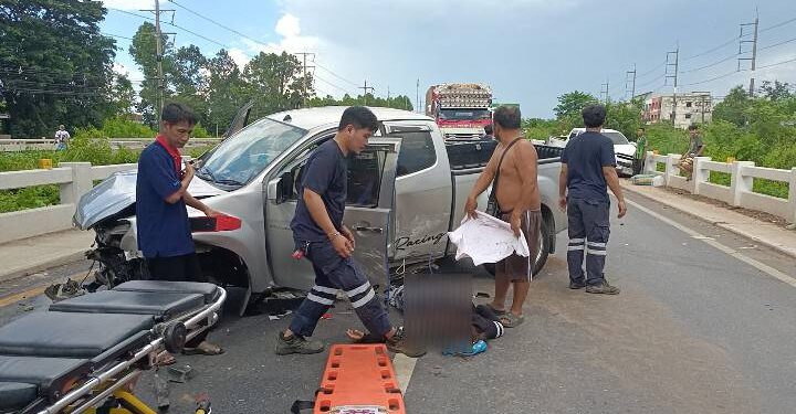 ปราจีนบุรี–ระทึกกลางสะพาน กระบะเหยียบเศษเหล็กเสียหลักพุ่งอัดราวสะพาน-รถตามหลังชนซ้ำ เจ็บระนาว 3 ราย