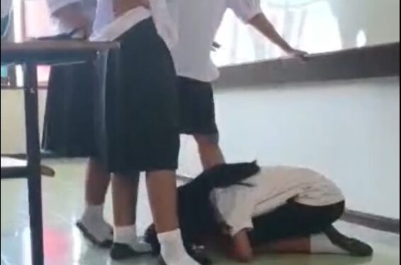 ชัยภูมิ แชร์ว่อนคลิป นร.รุ่นน้องตบเตะรุ่นพี่พร้อมสั่งให้กราบเท้ารับเปิดเทอมใหม่ แม่เห็นคลิปสุดทนพาลูกร้องสื่อยันเอาเรื่องให้ถึงที่สุดรับไม่ได้กับเหตุการณ์ที่เกิดขึ้น