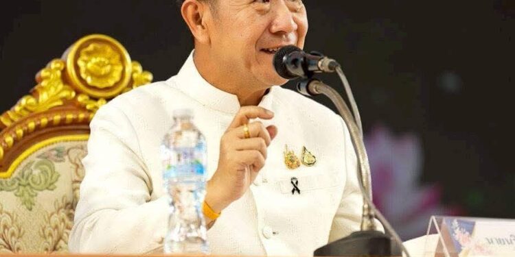 ผู้ว่าฯ ชลบุรีเดินสายเปิดกิจกรรม ผู้ว่าฯ พบผู้ปกครอง ปี 2569 สองโรงเรียนดัง มุ่งบูรณาการศึกษาและแนะแนวคิดขับเคลื่อนอนาคตเยาวชน