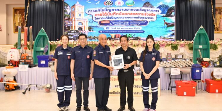 มูลนิธิป่อเต็กตึ๊ง เดินสายสร้างอาชีพ สร้างชีวิตประชาชนภาคใต้อย่างยั่งยืนต่อเนื่อง มอบอุปกรณ์ประกอบอาชีพ ให้แก่ครัวเรือนยากจนในพื้นที่จังหวัดตรัง พร้อมมอบจักรยานให้แก่โรงเรียนในพื้นที่ชนบท และนำหน่วยแพทย์เคลื่อนที่ออกบริการในพื้นที่ฟรี