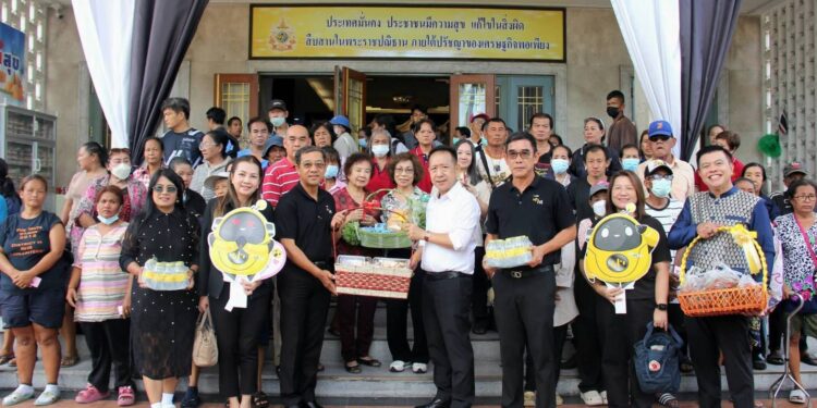 ผู้ว่าฯ ชลบุรีร่วมกับบมจ.โทรคมนาคมแห่งชาติ เติมตู้ปันสุข ส่งต่อข้าวหมูแดง 200 กล่อง ช่วยประชาชน