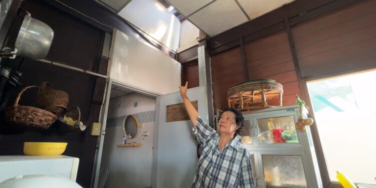 นนทบุรี ต่อข่าว ยายวัย 88 เล่านาทีเฉียดตาย เรือโยงชนเสาไฟทับบ้านพังยับหวิดถูกทับคาเตียง