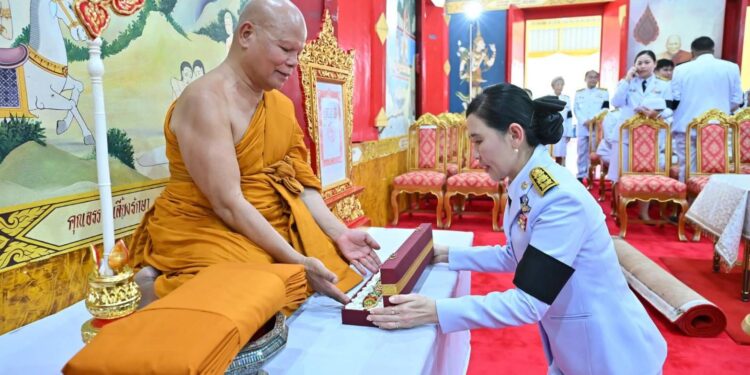 พระบาทสมเด็จพระเจ้าอยู่หัว ทรงพระกรุณาโปรดเกล้าโปรดกระหม่อมให้ พลอากาศเอกจอม รุ่งสว่าง องคมนตรี เชิญสัญญาบัตร พัดยศ และผ้าไตรถวายแด่ พระวัชรธรรมโกวิท (ระพิน อภิชาโน ป.ธ.๔ รป.ด.) เจ้าคณะอำเภอนครชัยศรี และเจ้าอาวาสวัดโคกเขมา เนื่องในโอกาสได้รับพระราชทาน ตั้งสมณศักดิ์เป็นพระราชาคณะชั้นสามัญ