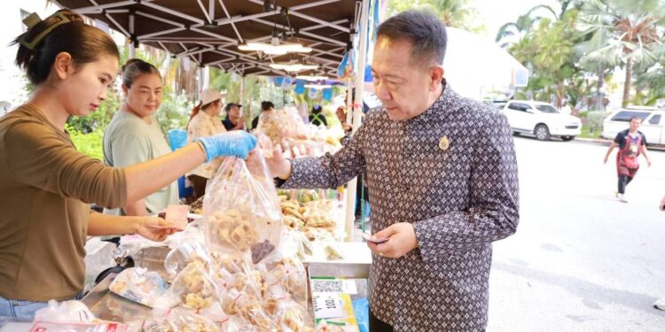 ชลบุรีจัด“ธงฟ้าสู่ชุมชน”ลดค่าครองชีพ Back to School แจกคูปองช็อปประหยัด