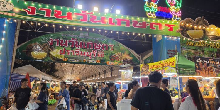 ชาวสวนทุเรียนปราจีนฯ ร้องผู้ว่าฯ ถูก “คนตื่นธรรม” ไลฟ์สดแฉยัดไส้ ชาวสวนโต้กลับมัดมือชกขนของไปแล้วเพิ่งเคลม ทำลายชื่อเสียงทุเรียน GI วอนจังหวัดช่วยด่วน ขณะที่จังหวัดเดินหน้าลุยงานใหญ่ “วันเกษตรปราจีนบุรี ครั้งที่ 60” กู้ศรัทธาชี้ทุเรียนปราจีนบุรีGI เป็นอัตลักษณ์พิเศษเน้นรสชาติไม่เน้นรูปทรง แทบไม่รู้จักทุเรียนเกรด A B