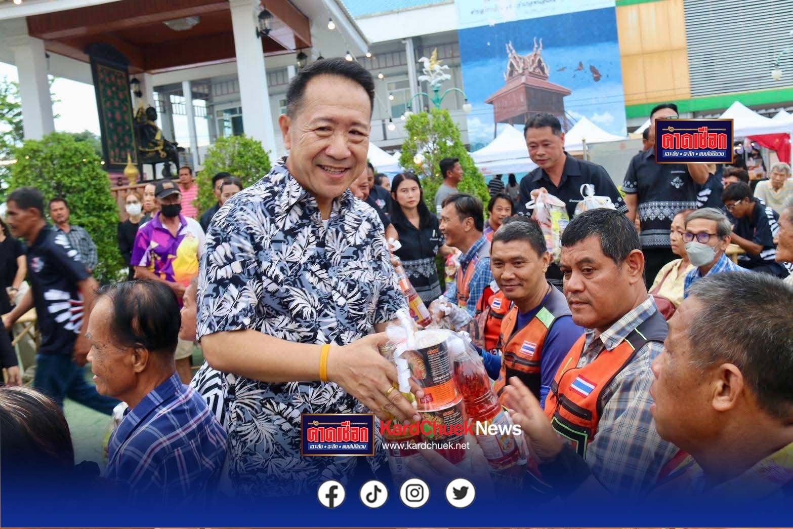 ผู้ว่าฯ ชลบุรี เยี่ยมชมให้กำลังใจประชาชนตลาดชุมชนคนพนัสฯ ร่วมแจกถุงยังชีพ 200 ชุดช่วยลดค่าครองชีพประชาชน